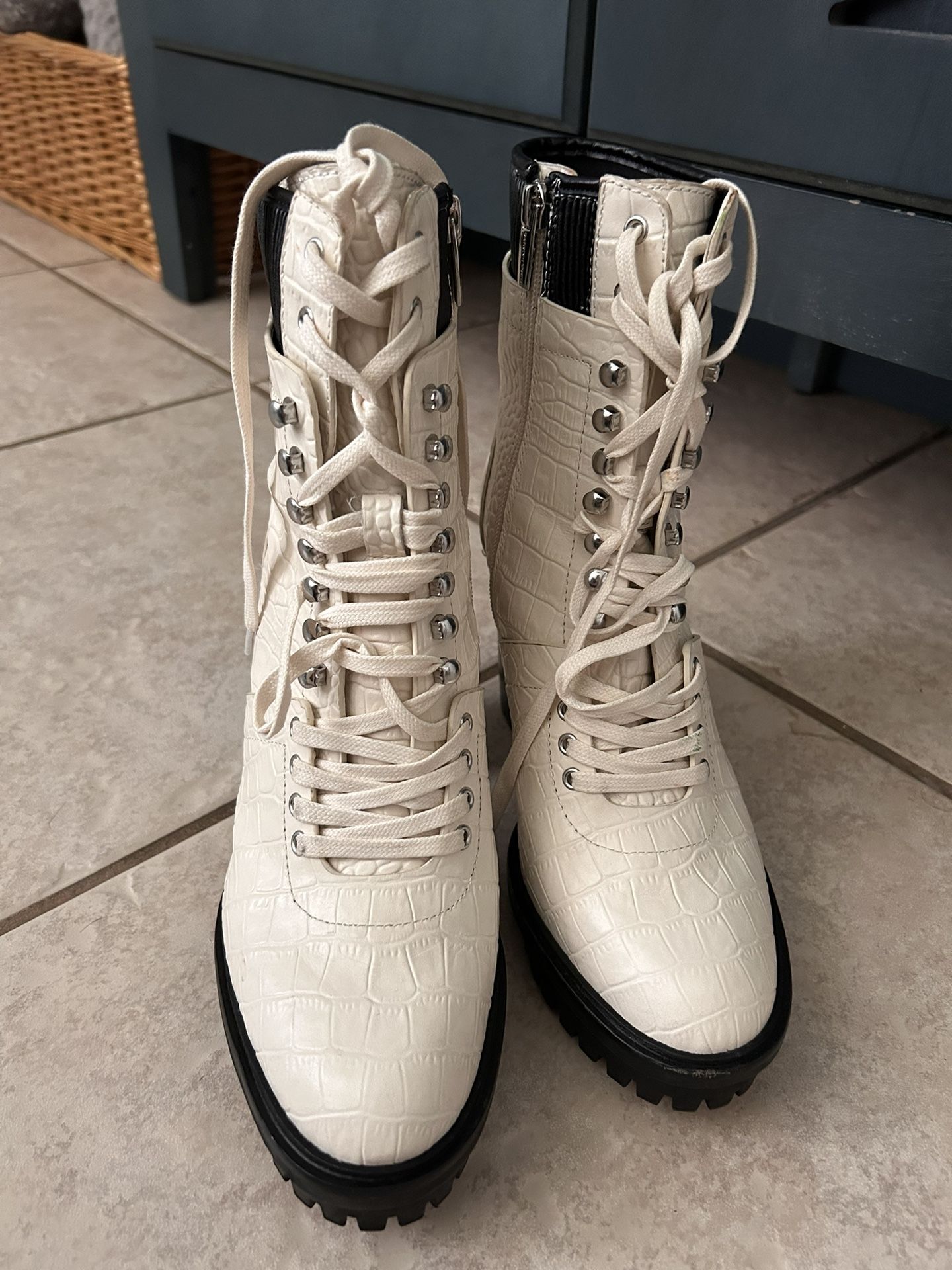 VINCE CAMUTO Ermania White Leather Block Heel Platform Boots