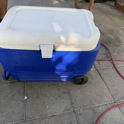 Igloo Wheelie Cool 38-Quart Rolling Cooler. Ice Chest 