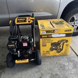 DEWALT 3600 PSI 2.5 GPM Gas Cold Water Professional Pressure Washer with HONDA GX200 Engine