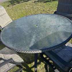 Table was four chair outside