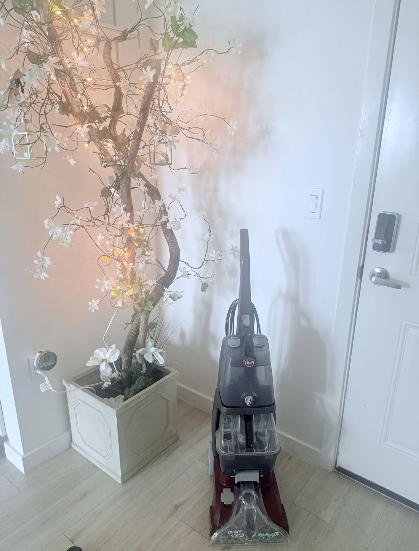 Like New!! Hoover PowerScrub Deluxe Carpet Cleaner Machine for Carpet and Upholstery