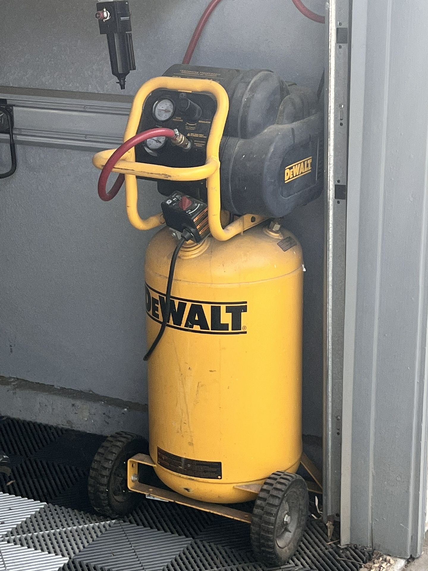 DEWALT 15 GAL AIR COMPRESSER