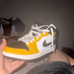 yellow jordan 1s size 9.5