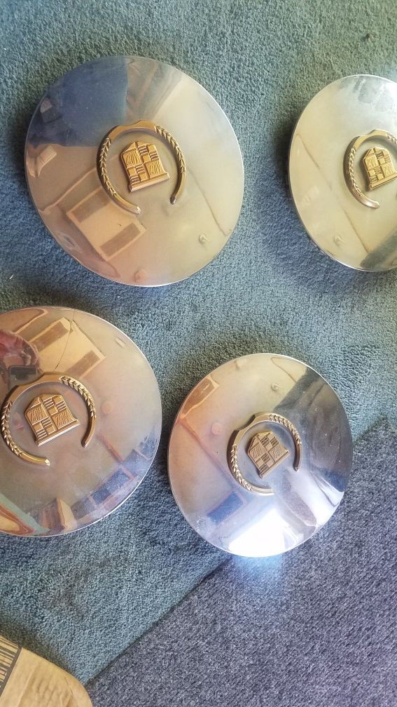 2002 Cadillac Escalade center caps
