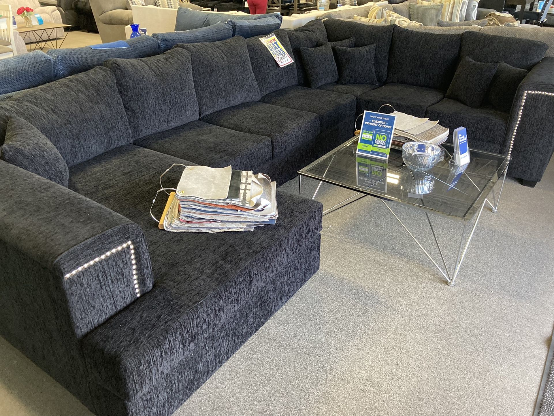 Lovely Sectional ✨🖤 Easy Financing Available ✨💚 Free Delivery 🚚