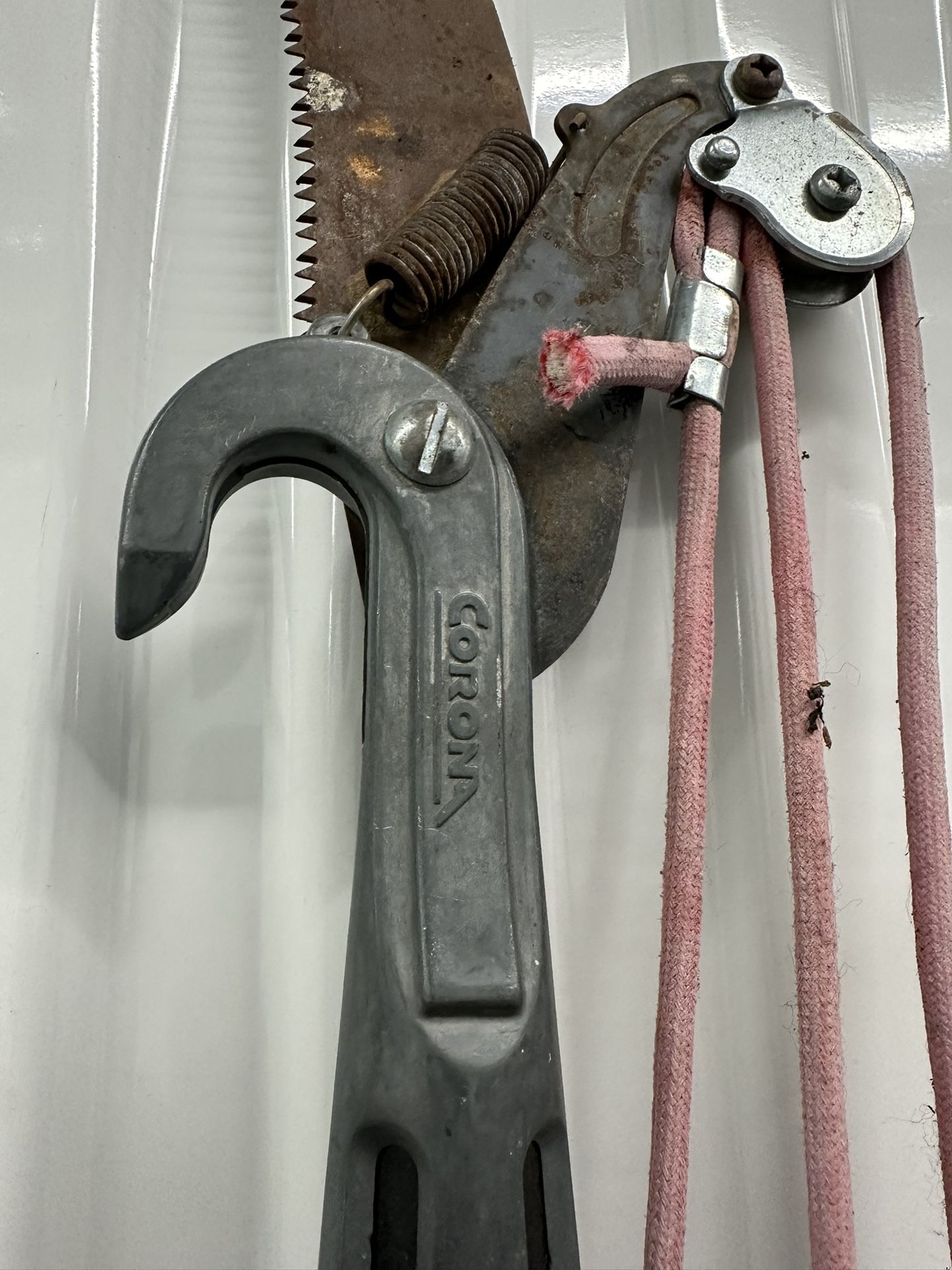 Corona Tree Pruner / Pole Saw – Extendable with Rope