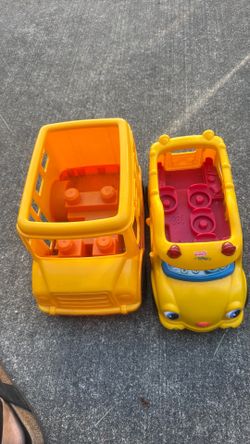 2 kids playing buses 🚌
