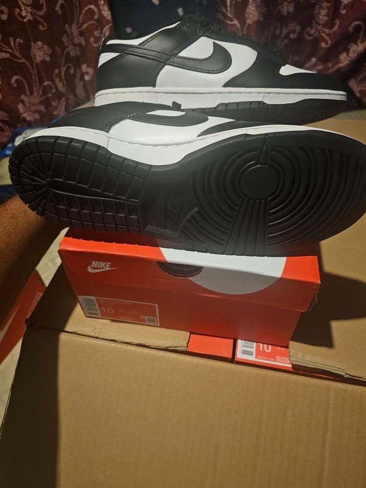 NIKE PANDA DUNKS LOW BRAND NEW !!