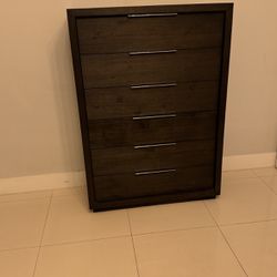  Wood  Dresser With 6 Drawers In Excellent Condition