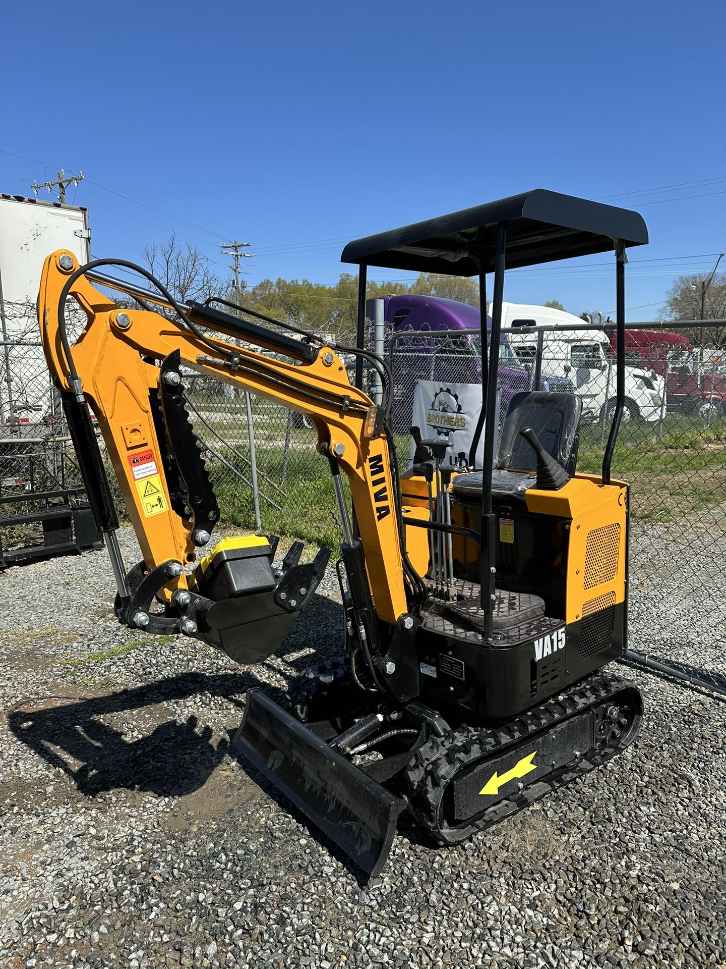 Mini Excavator (2500lbs) NEW!