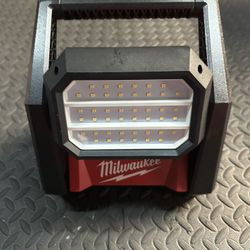 M 18 dual power Milwauk ee flood light