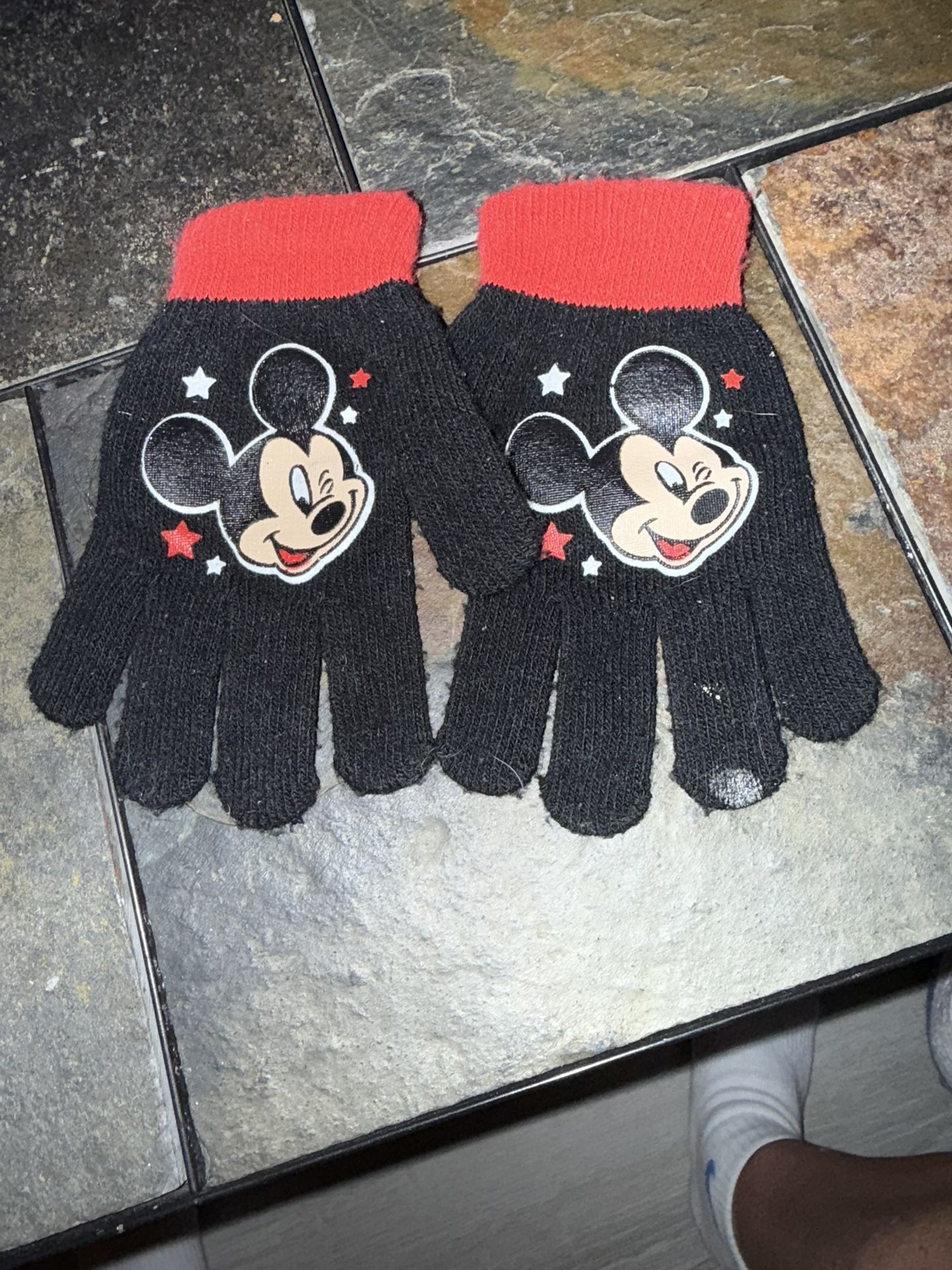 Kid’s Mickey Mouse Gloves