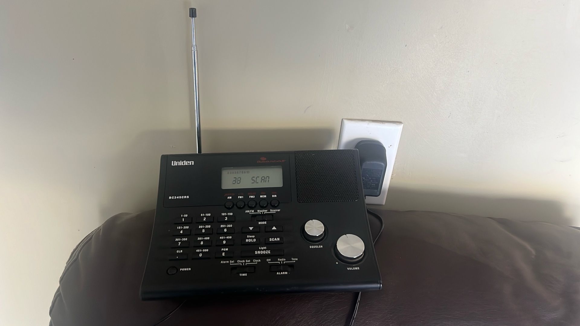 UNIDEN Police scanner + AM/FM radio
