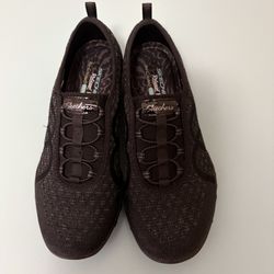 Size 8.5 Black Skechers Women's Breathe Easy Fortune Knit.
