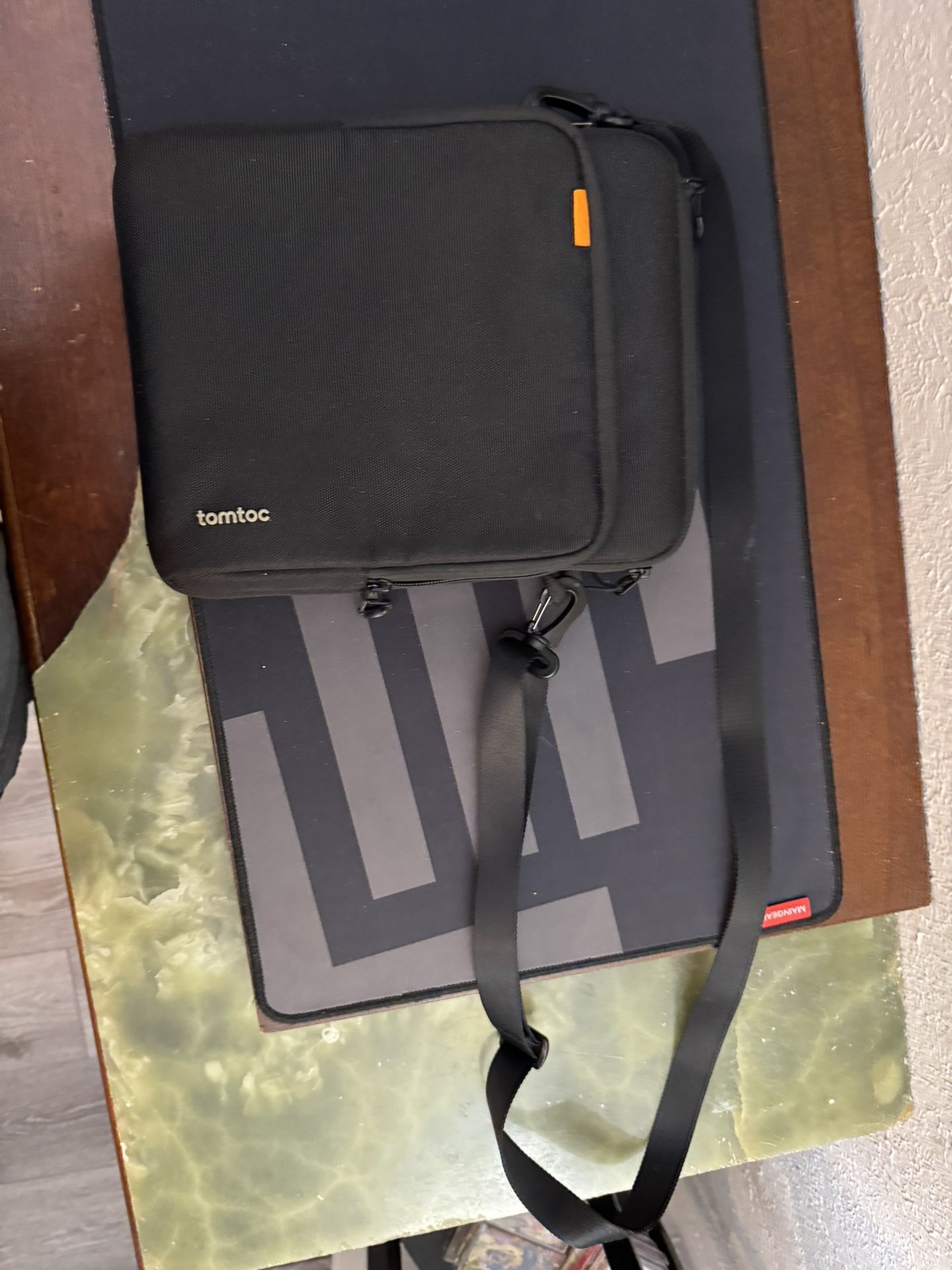 Tomtoc Tablet shoulder bag