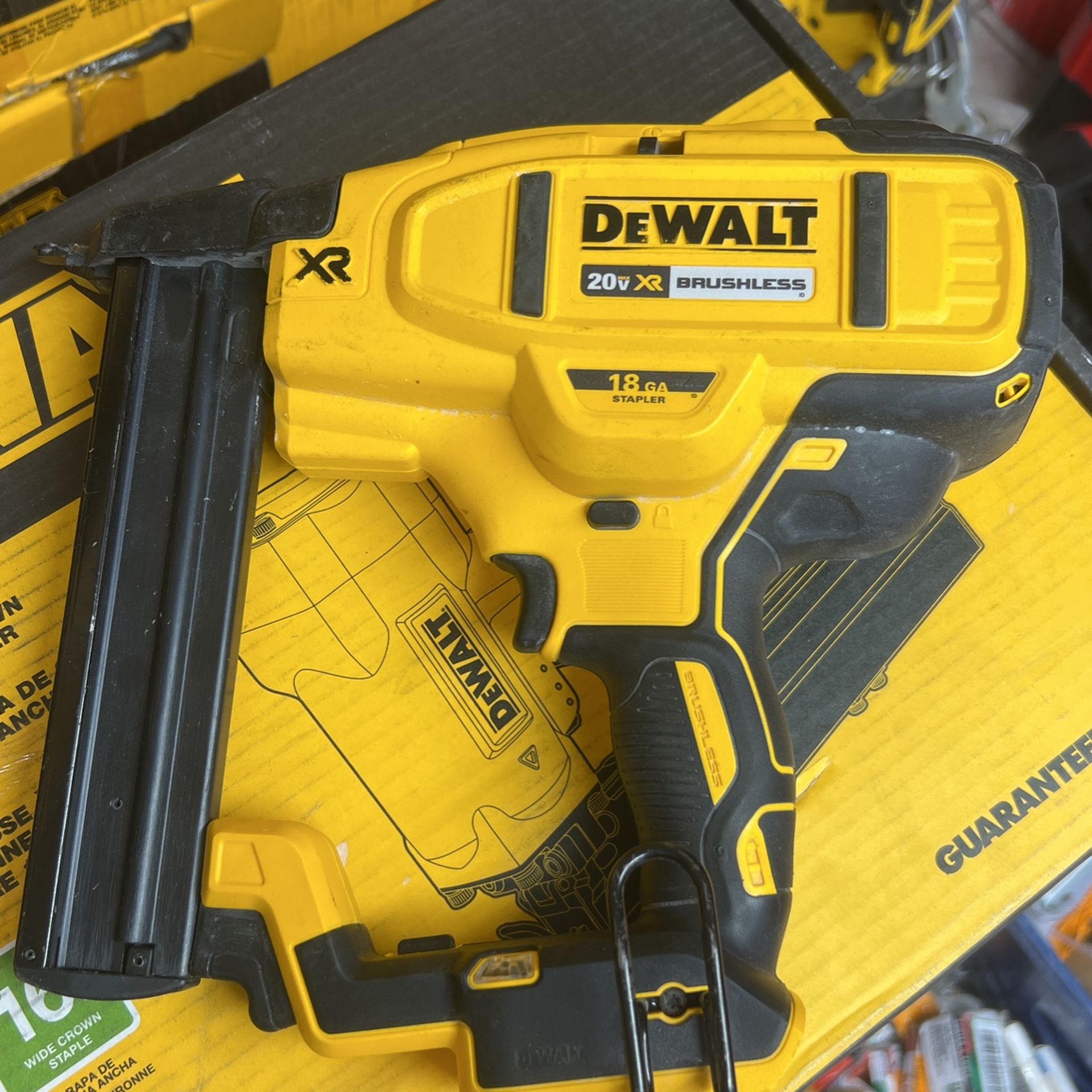 Dewalt wide outlet crown stapler