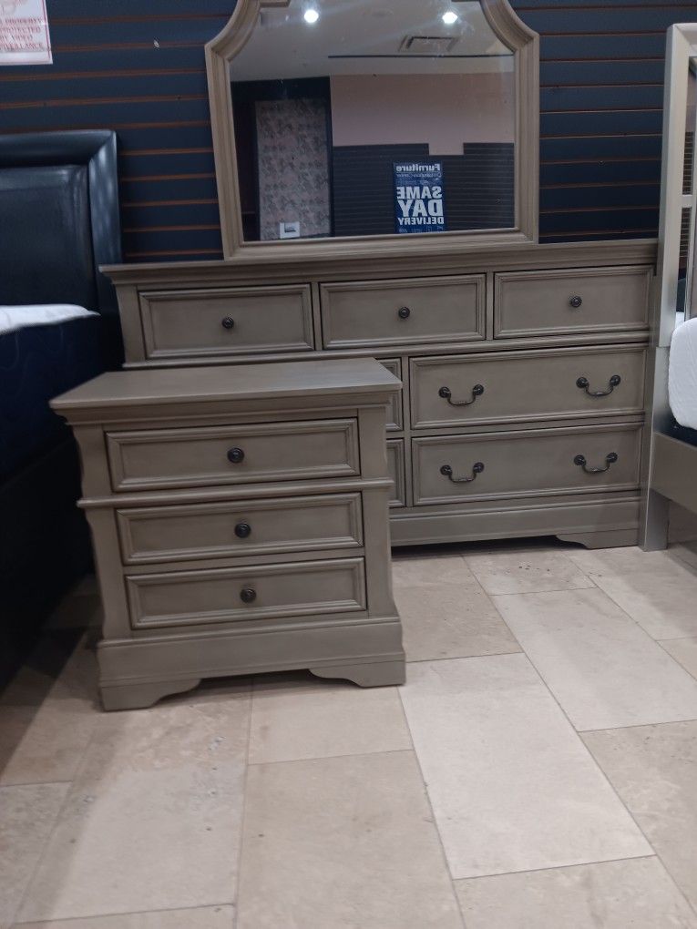 *Weekend Special!!!*---Charming Frisco Queen/King Bedroom Sets---From $799!!!---Delivery And Financing😉