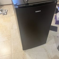 Mini fridge 