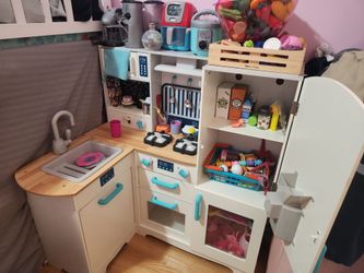 Toy play kitchen
