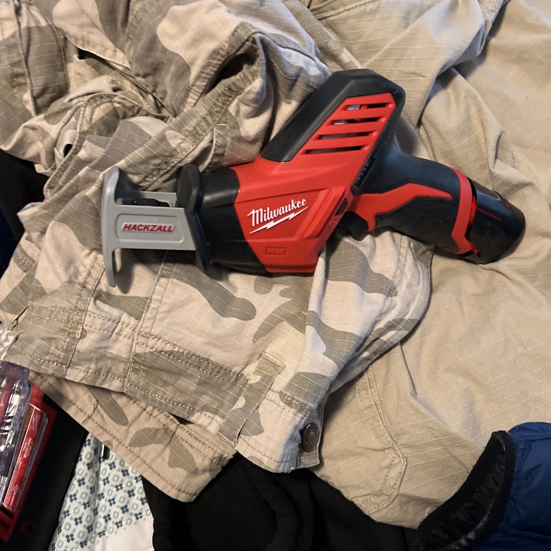 Brand New Saw Saw It Come With Battery