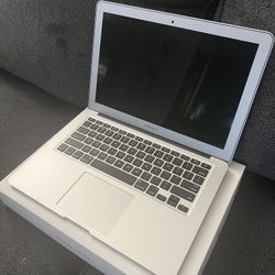 Apple 13" MacBook Air Core i5 CPU, 8GB RAM (2017 Model 128GB)
