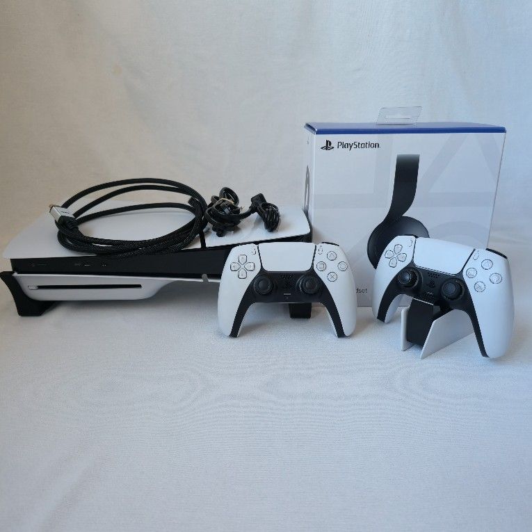 🔥 PS5 Slim Disc Edition Bundle – Mint Condition | 2 Controllers | Sealed Pulse 3D Headset | Charging Station | $600