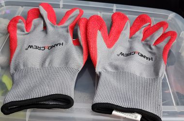HAND CREW RED AND GRAY GLOVES