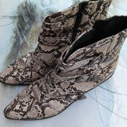 Women's boot, size 10