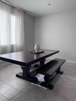 Selling farm style dining table WOOD