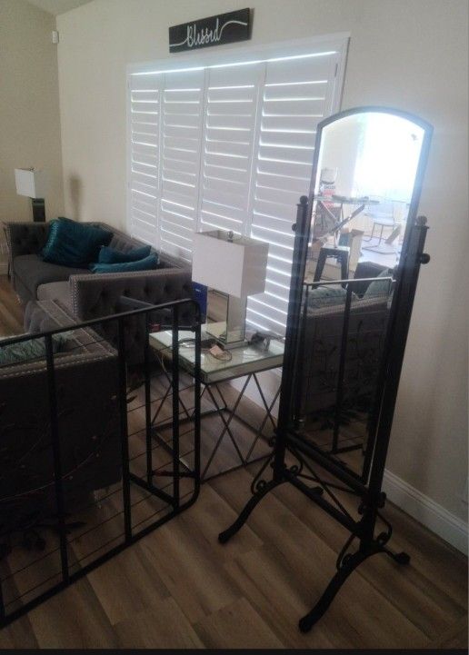Standing Mirror, Metal Frame Design, Good Quality Metal Frame, Very Heavy, Beautiful Elegant Style, Condition Like New