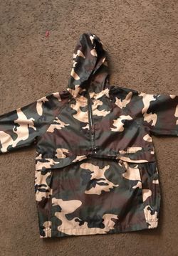 The children’s place boys size small camouflage pull over jacket