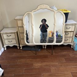 Dresser set