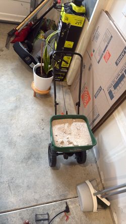 Scotts Turf Builder Broadcast Spreader