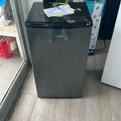 Midea Compact Refrigerator (Scratch/Dent)