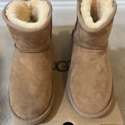 UGG Mini Classic