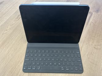 iPad Air 5th Gen W/ Apple Keyboard And Apple Pencil 2nd Gen for