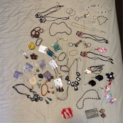 Aretes, Anillos, Brazaletes, Llaveros Y Más Todo Por $25 Más De 50 Cosas