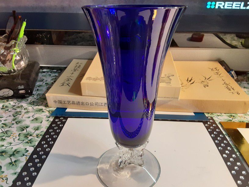 ABSOLUTLEY BEAUTIFUL Cobalt Blue GLASS VASE Very Nice 10,5 INCHES Tall