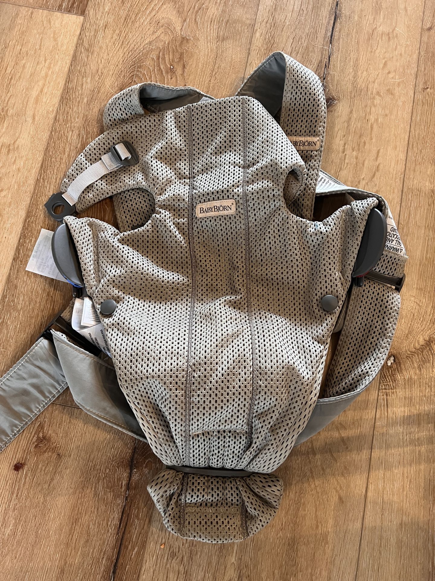 Baby Bjorn Infant Carrier in gray beige 