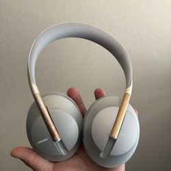 Bose 700 wireless noise canceling headphones and has microphone 