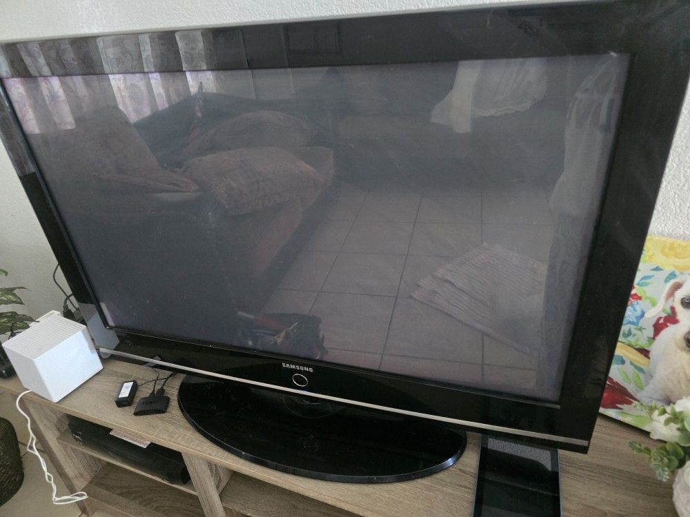 27" x 47" Stand Samsung TV (not Smart tv)