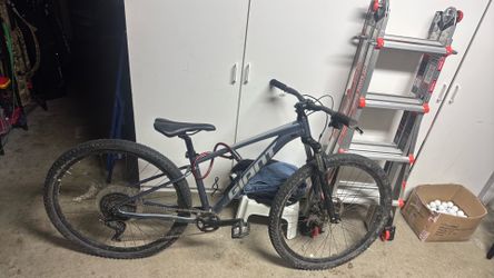 Giant Talon 29 Mountain Bike – Great Condition