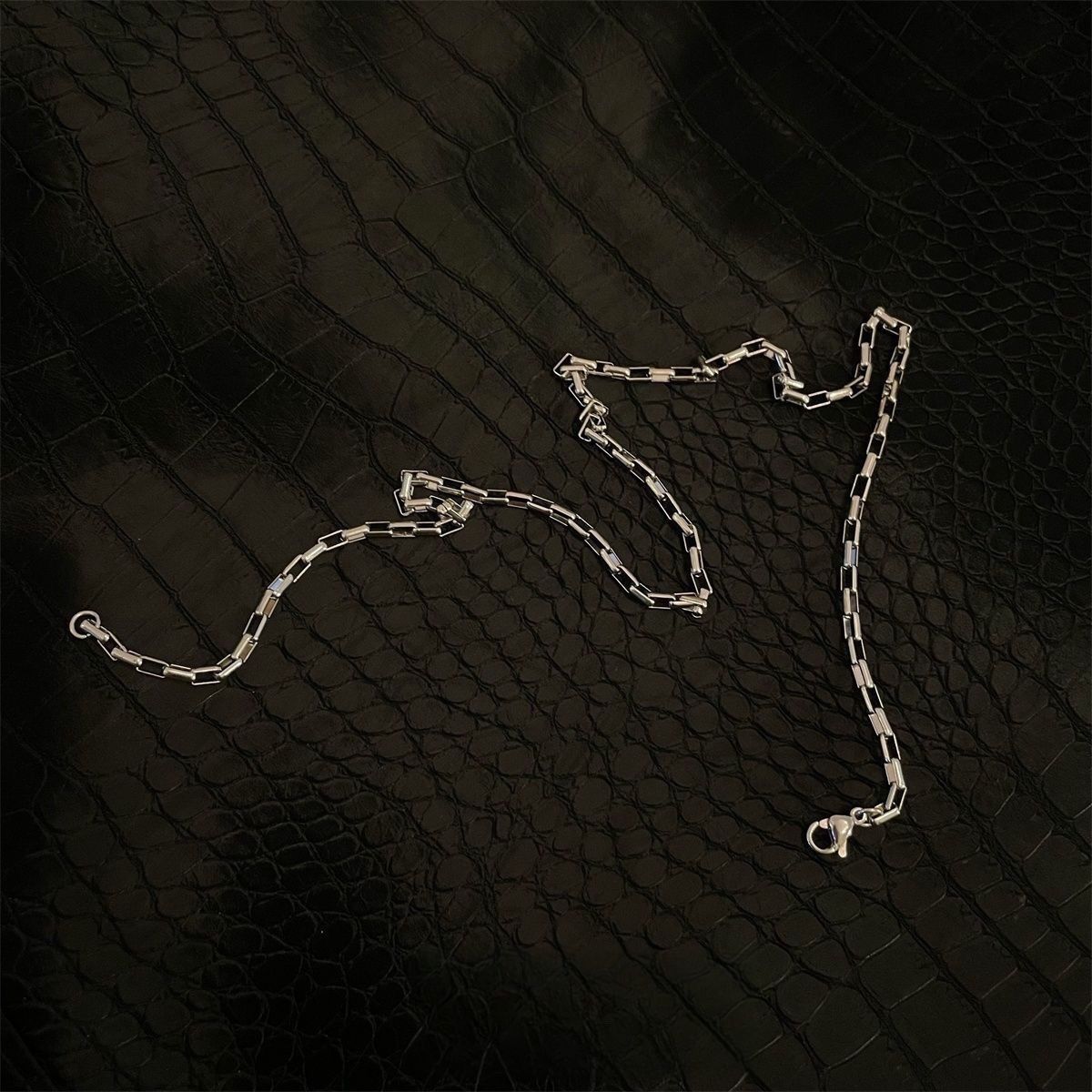 Fashion brand versatile titanium steel necklace men‘s hip hop style chain men’s decorative girls‘ collarbone chain European and American high street a