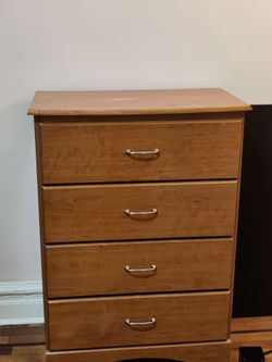 4-Drawer Wood Dresser / Chest of Drawers