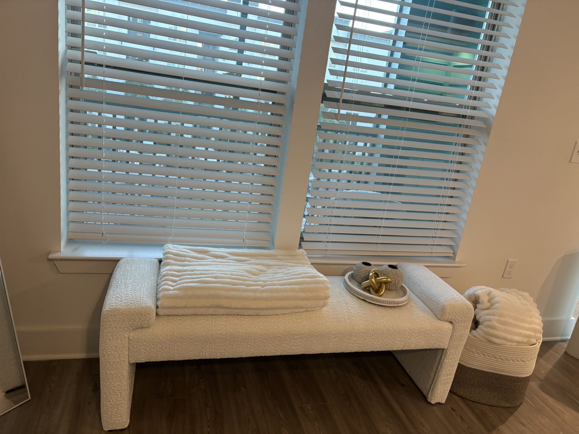 Mirror, Bench And Accessories 