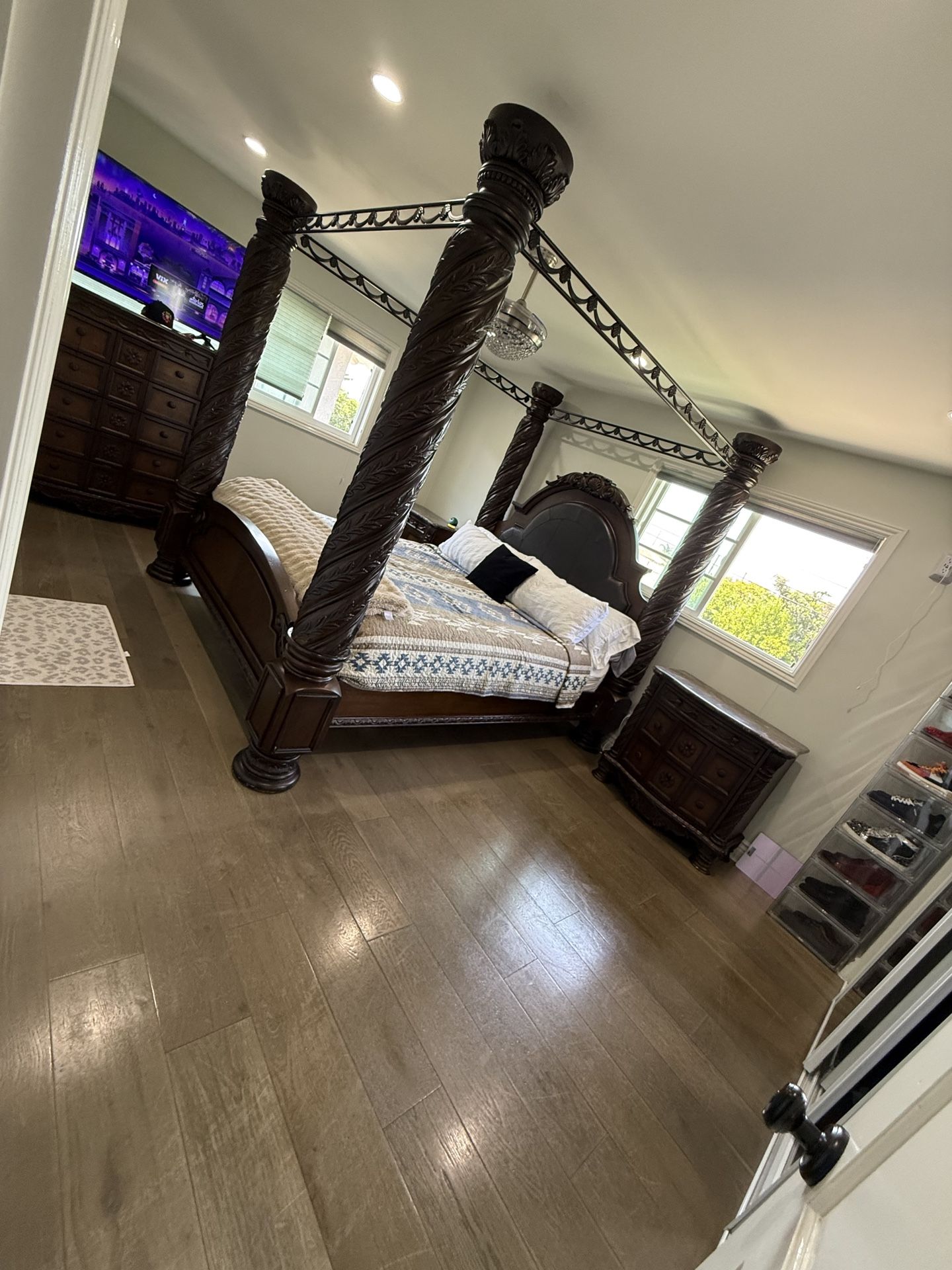 King Californian bed are the two bedside tables and the large drawer