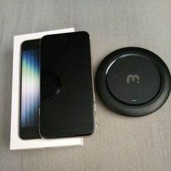 Apple iphone SE (2022) and Wireless Charging Pad