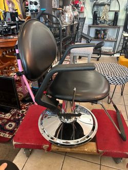 Salon chair ( Fayetteville Ga