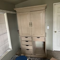 Wardrobe / Armoire