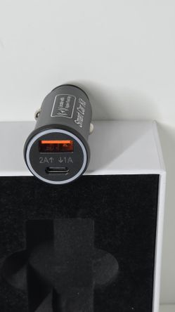 Discret GPS Built In A Car Phone Charger 